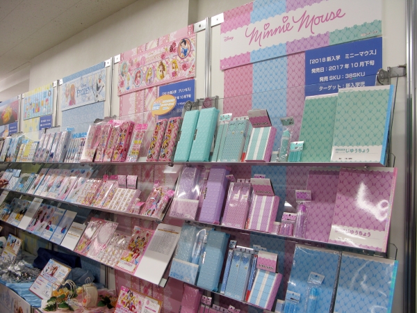 無地指定校でも、安心して使ってもらえると好評の筆入れエンボス加工キャラクター「ミニマウス」