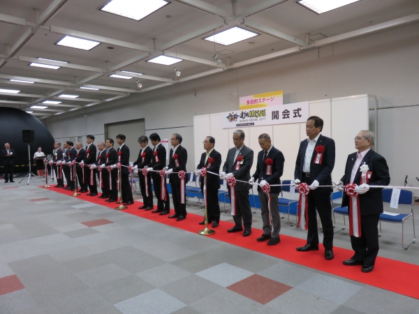 開会式でのテープカット