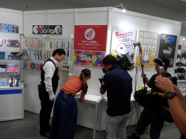 テレビ取材を受けたクツワのブース