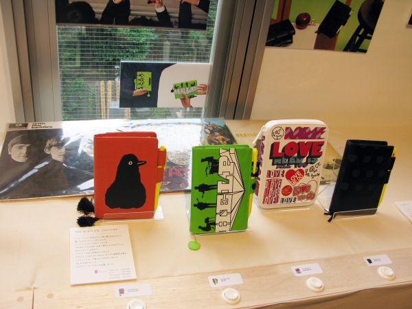 ザ・ビートルズのアルバムなどで実際に使用されたロゴやビジュアルを組み合わせた手帳カバー