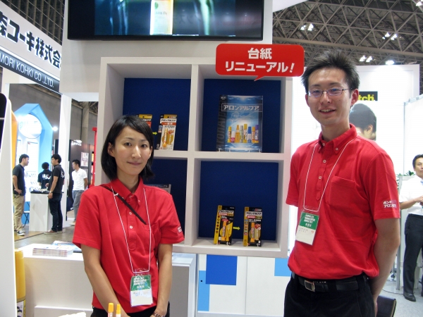 アロンアルフアが40数年ぶりに容器をリニュアルし針のない容器へ、台紙もよりわかりやすくなった　コニシ