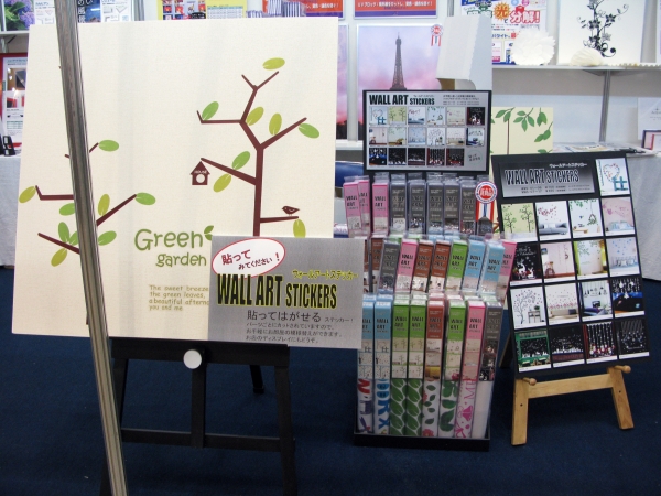 部屋の模様替えやショップのディスプレイに、貼ってはがせる「ウォールアートステッカー」アルテ
