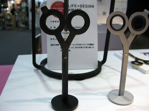 ハサミの刃先をフラットにして安全面に拝領、持ち手の部分はペーパーカッターとしても使用可能　HMM Scissors