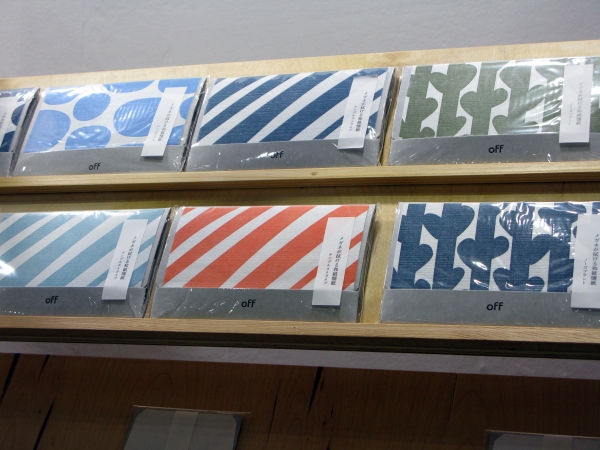 土佐和紙は丈夫で拭き取り適正を持ち、レンズ工場の最終クリーニングにも使用される「メガネも拭ける和紙懐紙」オオウエ