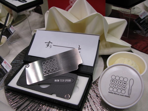 熱伝導率の高い素材を使用し、手の熱が瞬時に伝わりアイスを溶かすアイスクリーム専用スプーン　鈴木工業