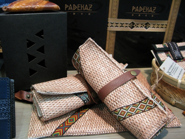 原住民族の職人手作りのペンケースなど温かみのある製品　台湾原住民族クリエイティブ館