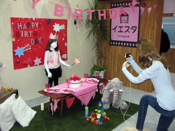 お家の壁や窓に貼るだけで立体感あるインスタ映えする写真が撮れるポスター「イエスタ」クリアストーン