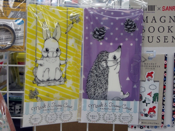 抗菌処理済みなので、マスクやポケットティッュを清潔に持ち運べる「マスク・ティッシュケーズ」ヒサゴ