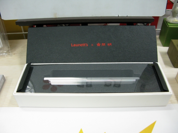 丸安精機製作所と墨汁の老舗　開明がコラボした高級万年毛筆「ロレッツ」　