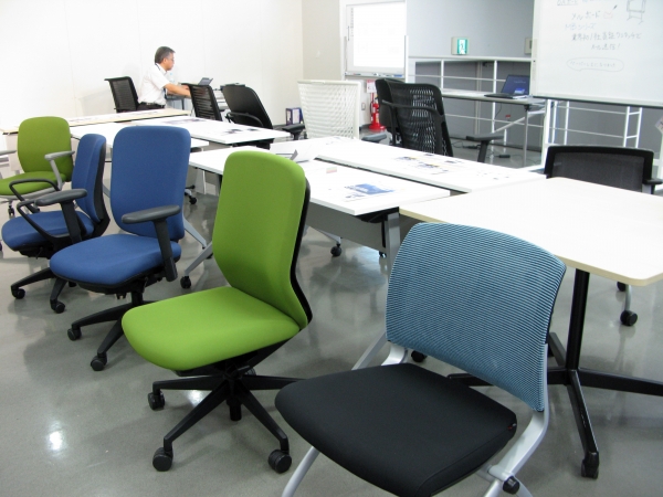 働き方改革の最前線で採用される最新の会議室用品を提案　内田洋行