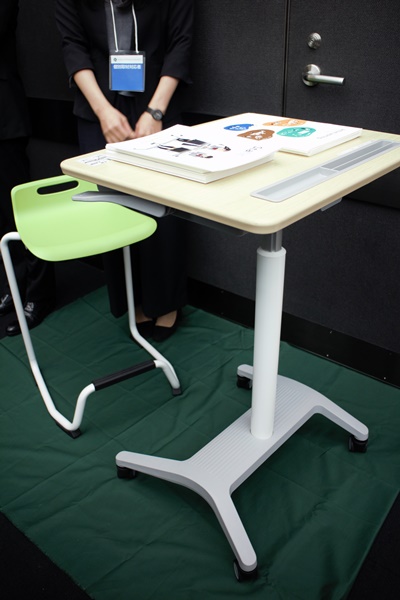 学習スタイルに合わせられる昇降デスク「アクティブ ラーニング スタイル スタフィット＆ピーノ」岡村製作所