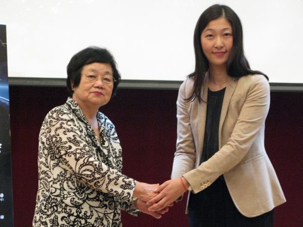 左)ビジネスガイド社　芳賀 久枝会長