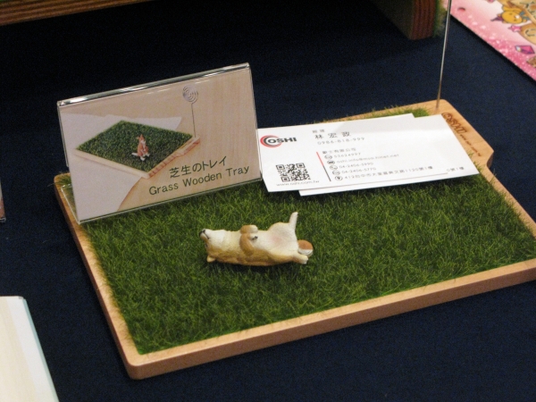 オフィスデスクやキッチンなどに置けば癒される！？「人工芝置 物ボード」歐士有限公司