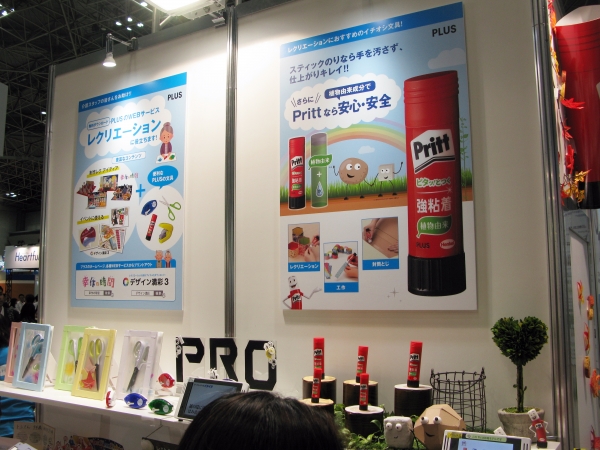 介護施設でのレクリエーションにおすすめ！スティックのりな手を汚さずに仕上がキレイ「Pritt」