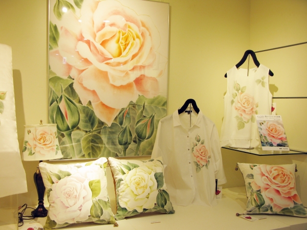 ひと筆ごと ていねいに描かれた バラモチーフの絵染め