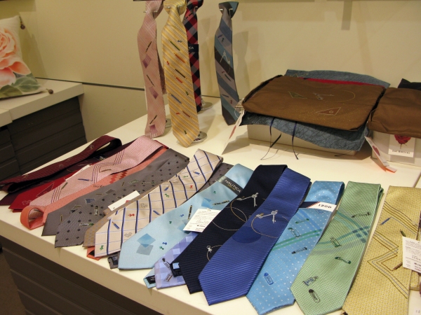 万年筆や鉛筆をモチーフにした絵染め、文房具柄ネクタイ（絹100％）