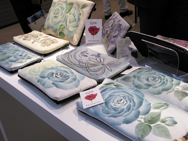 東雲色のバラ、青いバラなど大胆な構図の小物（絹100％）