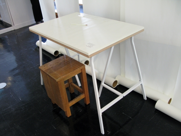 「MD ペーパー　デスク」・・・その名の通り「MD ペーパー」の机。