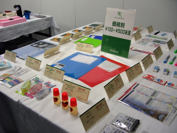 「モリイチ提案コーナー」では実績例の紹介、価格別100～500円未満、500円以上の商品を揃え一目で分かるように展示