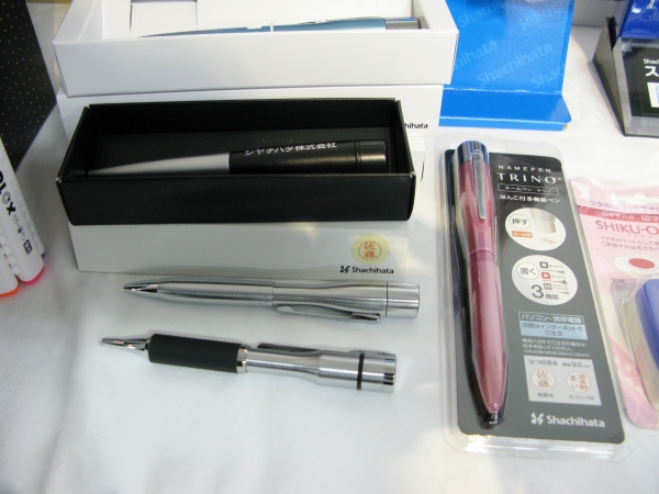 「書く」「捺す」一本二役の革命的なビジネスアイテム　シヤチハタ　ネームペン