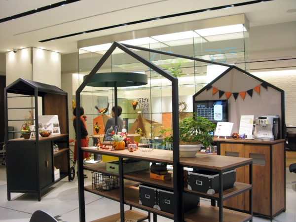 什器を使ったハロウィン仕様の店舗提案