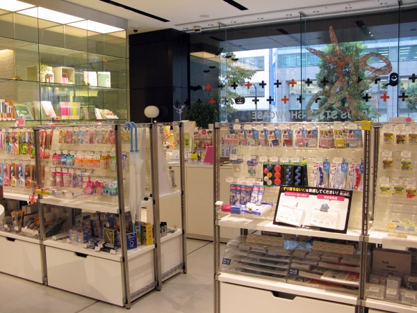 プラスの最新文具も展示