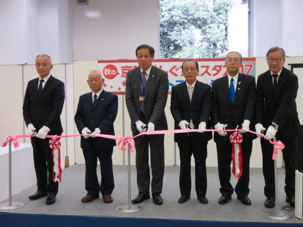 理事長らによるテープカット