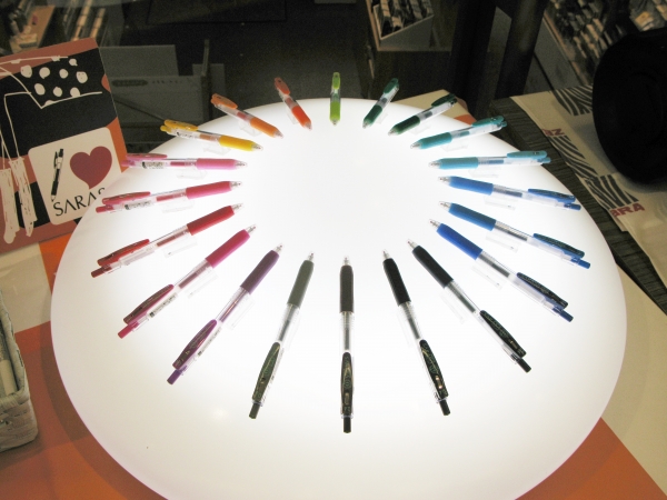 サラサクリップの特長、鮮やかな色を表現した担当者、渾身の作です。