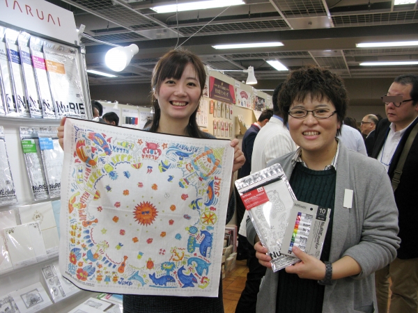 バンダナ、ハンカチ、ランチクロス、タペストリーとしても使える布状のぬりえ「ヌーリエクロス」マルアイ