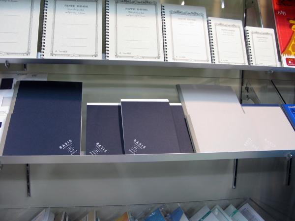 タテにもヨコにも使えるシンプルなデザインノート「ベイシス」。セミＢ5とハーフサイズの2種類　アピカ