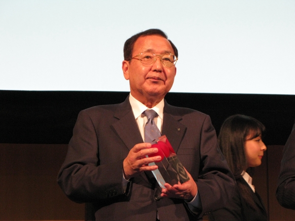 ヤマトを代表し秋吉珠元取締役にトロフィーが授与された