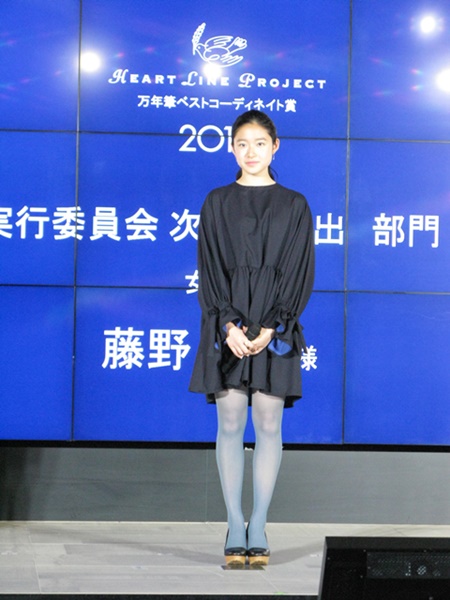 17歳、藤野さんは「この受賞は大人になった証のようで、万年筆を身近に感じることができました」