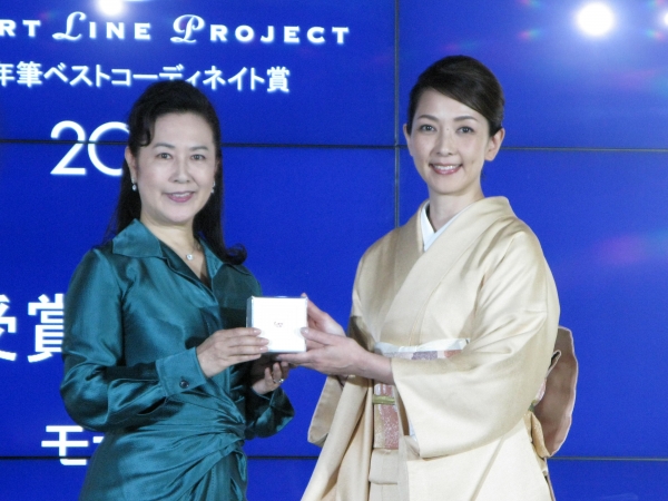 前年度受賞者である名取裕子さんから推薦されたプライベートでも親交のあるモデル・松本孝美さん