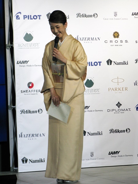 「万年筆で書くと文字に個性が出ますのでお世話になっているスタッフにお礼状を書きたい」