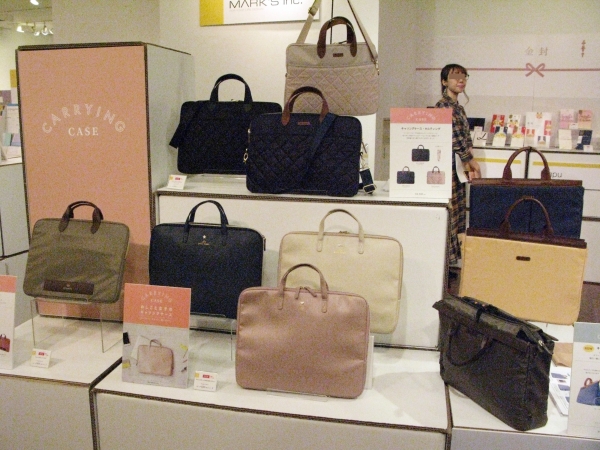 収納力と機能がさらにアップした、おしごと女子のためのキャリングケース