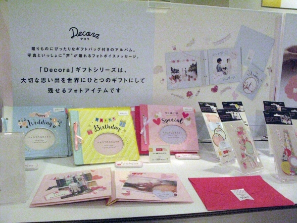 人気のデコラシリーズに、アルバムとパーツの新デザインや『声』を贈れるカードが登場