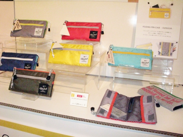 収納力のある「フォールディングペンケース・アウトドア」
