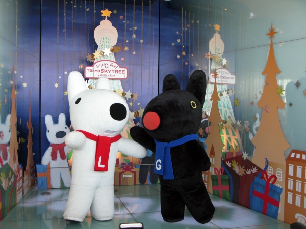 地上４５１．２メートルの最高到達点「ソラカラ ポイント」の展示演出「リサのマジカルクリスマスデコレーション」では日曜を中心にキャラクターグリーティングも実施している。