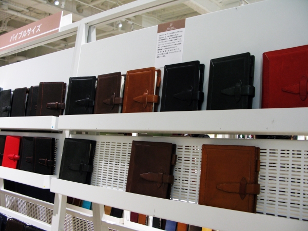 常に手帳を携帯し、新しい発想を書き留めていたレオナルド・ダ・ヴィンチに由来した手帳。こだわり抜いた品質・デザイン「Davinci」レイメイ藤井