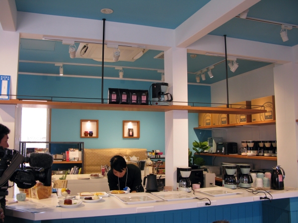 キッチン家電をお客様自身にご使用していただき、調理したトーストやコーヒーなどを召し上がれる