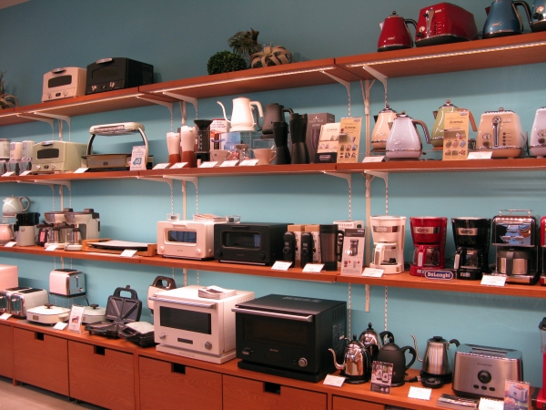 「Toffyキッチン家電シリーズ」を中心に他社製品も揃えています