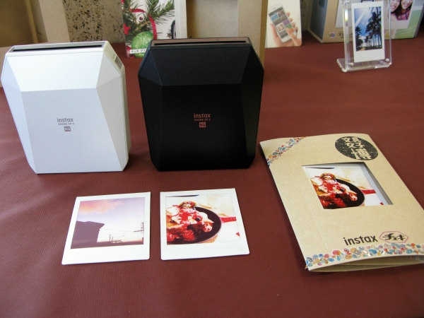 「富士フイルム チェキ体験ブース」では、撮ったその場でプリントが楽しめるインスタントカメラ「instax＜チェキ＞」の無料体験