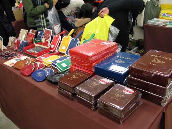 昔、誰もが手にしたことのあるお道具箱や上履き入れ、レトロな配色やモチーフの文具「ニューレトロシリーズ」HIGHTIDE