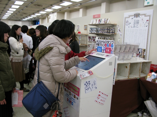 オスモを操作して世界に１つのオリジナルのスタンプがその場で作れます　シヤチハタ