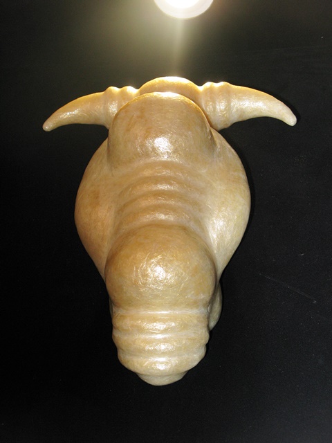 時と共にセロテープが黄金色に変化し作品に深みを持たせていく「テープ スカルプチャー タイプ02」2003年制作