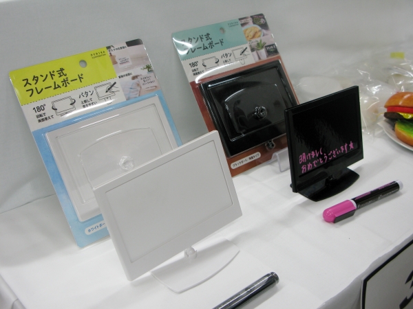 デスクの伝言板、家族の会話に。180度回転で両面使え、繰り返し書き消しできる「スタンド式フレームボード」デビカ