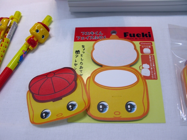 帽子を開いてメツセージを書き、終ったら帽子を被せれば中身が見えない「フエキくんフェイスふせん」不易糊工業