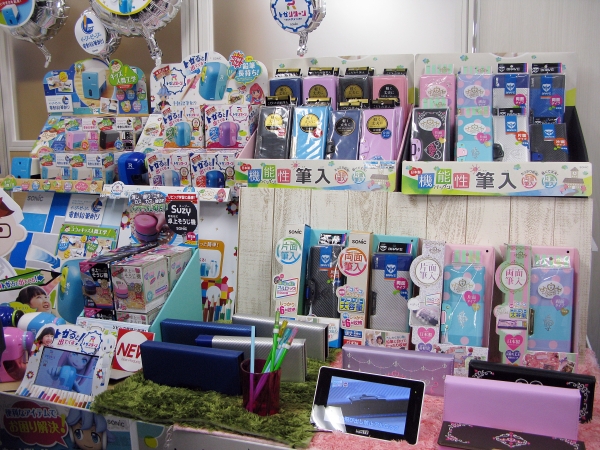 日本製、ノンキャラの機能性（飛び出し防止）筆入れ「ブレイブ」「リアナティアラ」売場提案