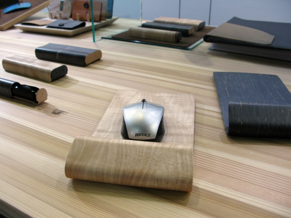 木のデザイン、曲木の新技術で開発した「マウスパッド」「ペンケース」ストーリオ