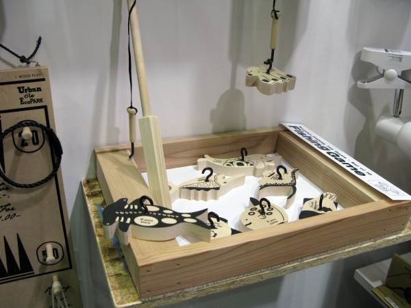 天然目のお魚をフックに引っ掛けて釣りをした遊ぶおもちゃ「Fishing　Game」アーバンオーレエコパーク